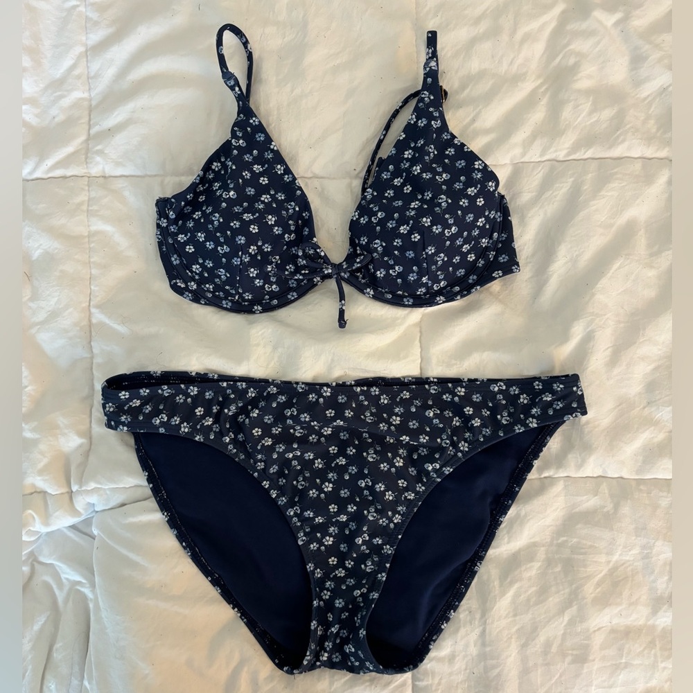 Hollister Bikini (size small top and bottoms)